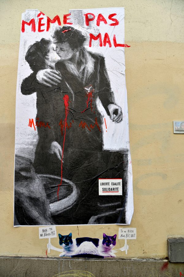 Patrice Clavier Street art anonyme réalisé d’après le Baiser de l’Hôtel de Ville de Robert Doisneau, affiché rue Bichat, près du restaurant Le Carillon, après les attentats du 13 novembre 2015.