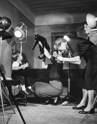 Séance de prise de vue dans le studio d’Ergy Landau, 34 rue Scheffer, Paris, années 1960. © Association des amis d’Ergy Landau