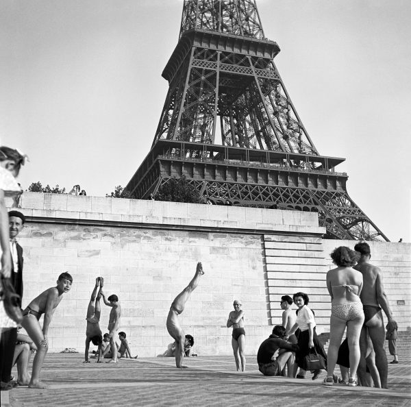 Gymnastes sous la tour Eiffel, Paris, années 1950. © Association des amis d’Ergy Landau