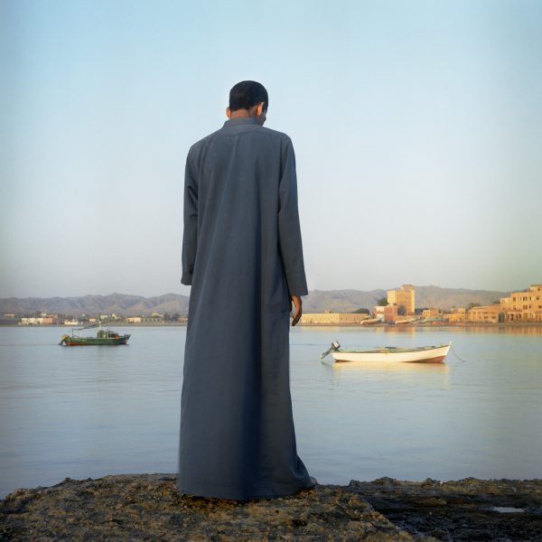Egypt, El Qusier, 2003
Man looking at the Red Sea.

Egypte, El Qusier, 2003
Homme regardant la Mer Rouge.

Denis Dailleux / Agence VU