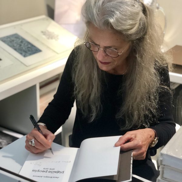 Jane Evelyn Atwood en signature