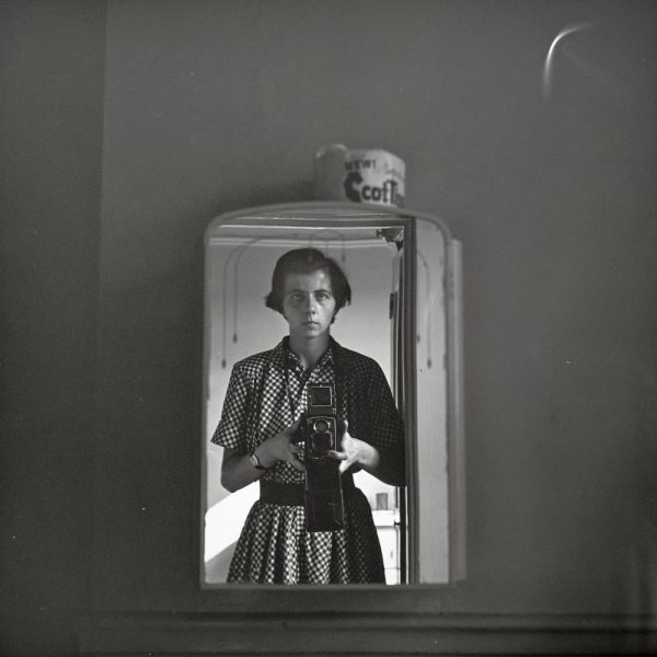 Vivian Maier - Self-portrait, 1954. Courtesy Maloof Collection / Howard Greenberg Gallery, New York / Les Douches la Galerie, Paris.